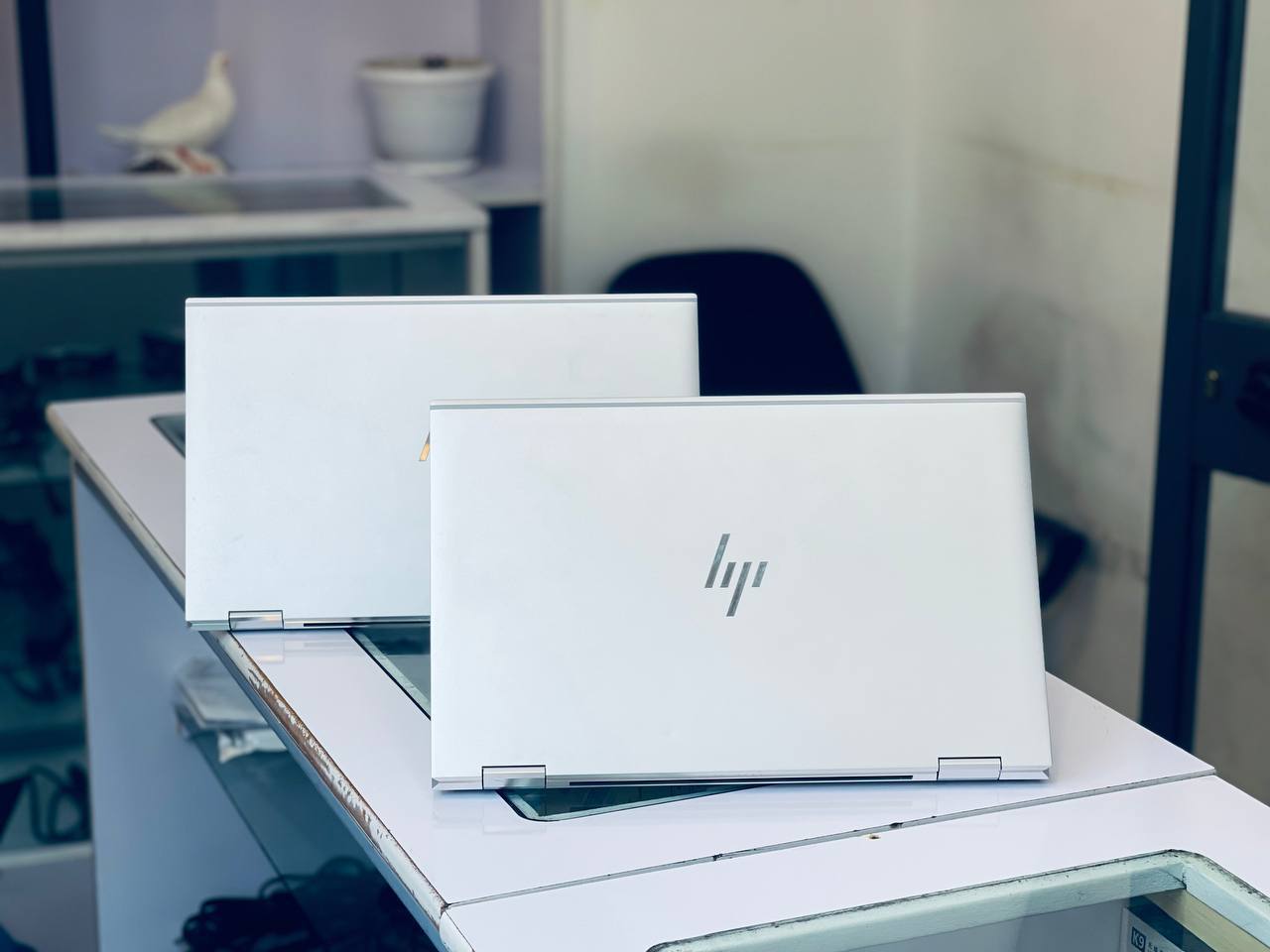 HP elitebook 1040,Back side view
