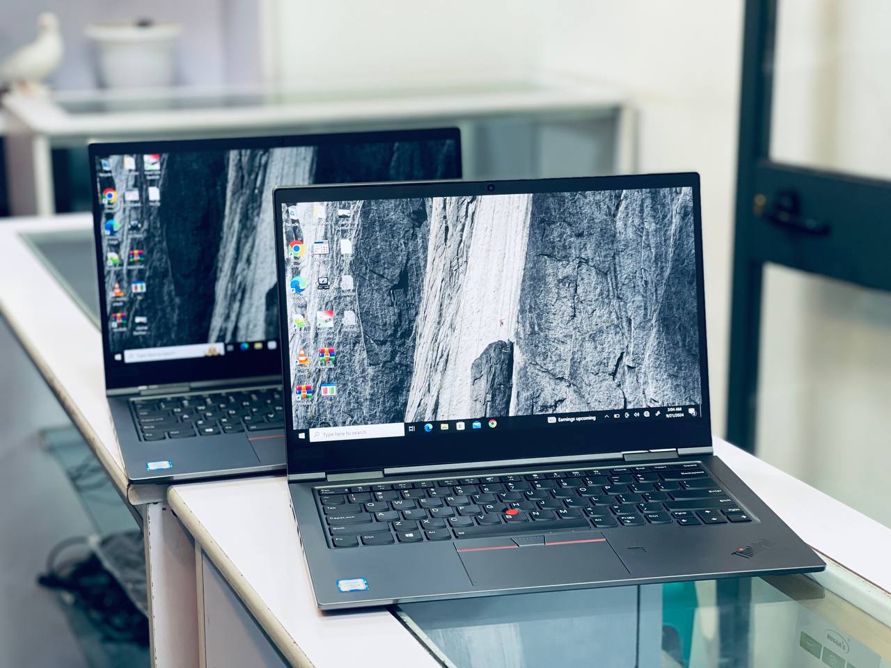 Lenovo Yoga,Back side view