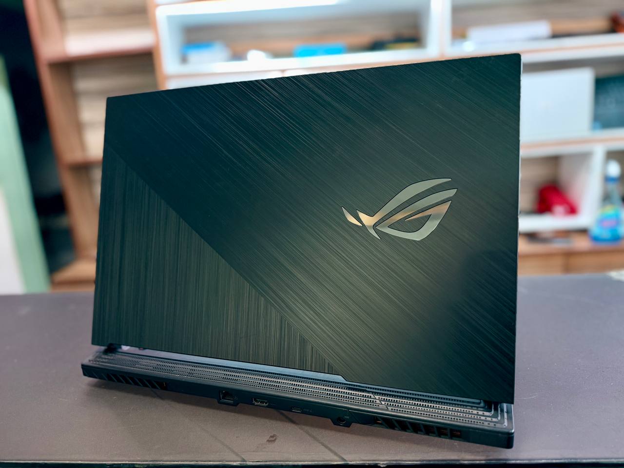 Asus rog,Back side view